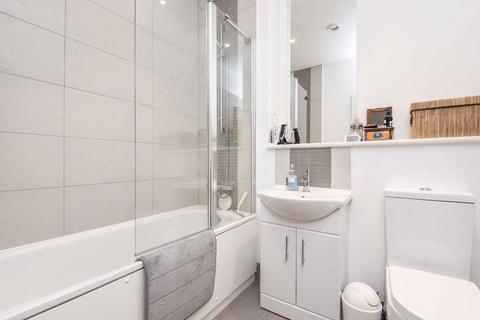 1 bedroom flat to rent, Streatham High Road, London SW16