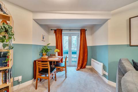 2 bedroom flat for sale, Glaisher Street, London, SE8