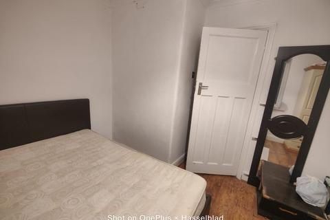 1 bedroom in a house share to rent, Sunbury Road, Feltham TW13