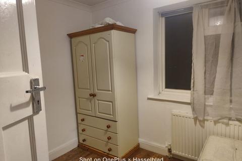 1 bedroom in a house share to rent, Sunbury Road, Feltham TW13