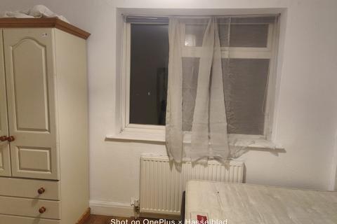 1 bedroom in a house share to rent, Sunbury Road, Feltham TW13