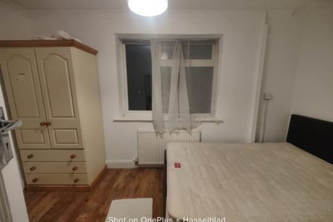 1 bedroom in a house share to rent, Sunbury Road, Feltham TW13