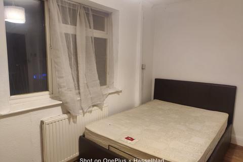1 bedroom in a house share to rent, Sunbury Road, Feltham TW13