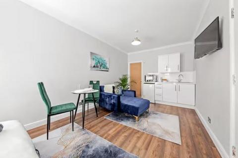 Studio to rent, Waverley Road, London