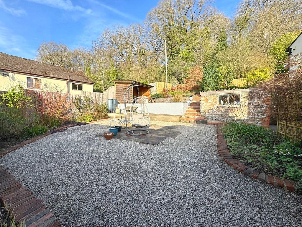 Side garden to steps