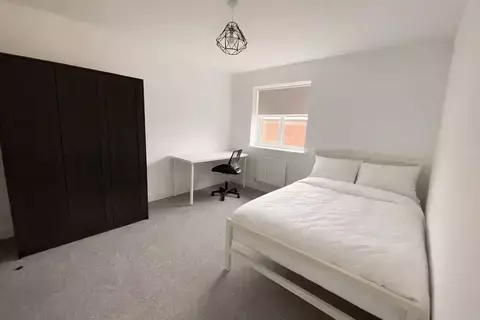 3 bedroom semi-detached house to rent, Maple Avenue, London E4