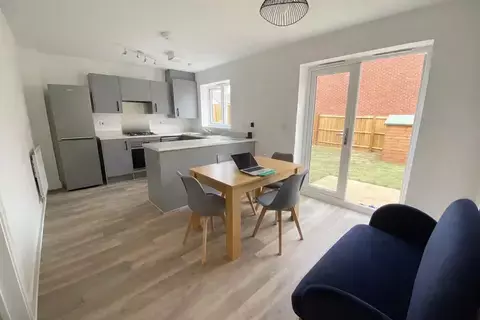 3 bedroom semi-detached house to rent, Maple Avenue, London E4