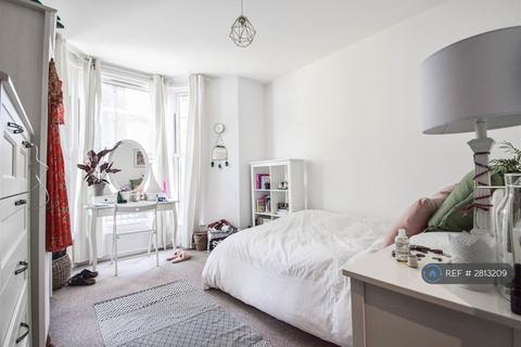 3 bedroom flat to rent, Reighton Road, London, E5