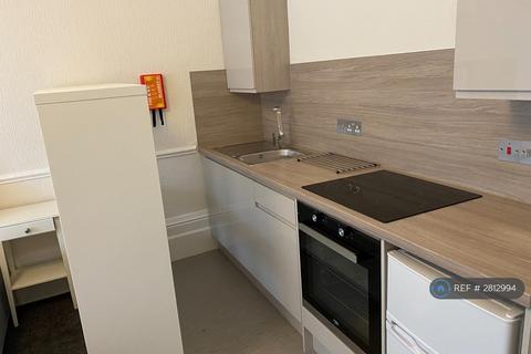 1 bedroom in a flat share to rent, Langside Avenue, Glasgow, G41