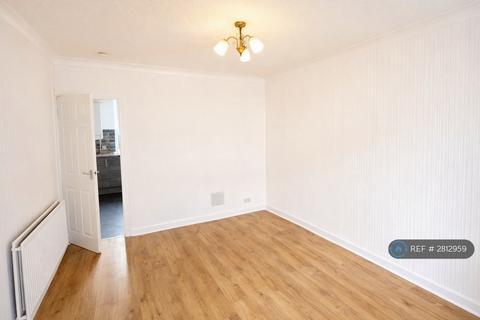 2 bedroom terraced house to rent, Ledsham Avenue, Manchester, M9