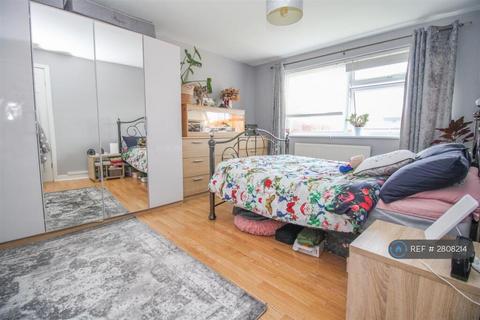 undefined, Cloverfield, Harlow, CM18