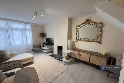 4 bedroom maisonette to rent, Stambourne House, London, SW8