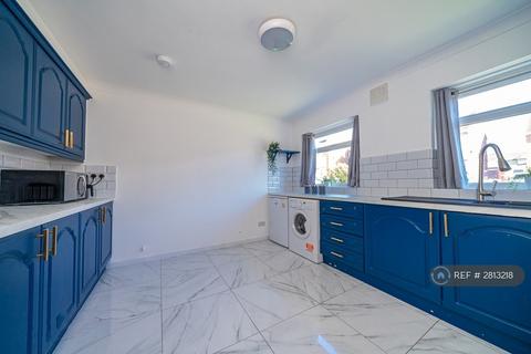3 bedroom semi-detached house to rent, Wilcox Avenue, Hednesford, Cannock, WS12