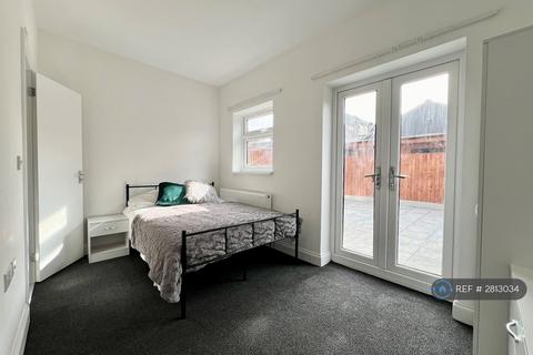 1 bedroom in a house share to rent, Eastern Avenue, Ilford, IG4