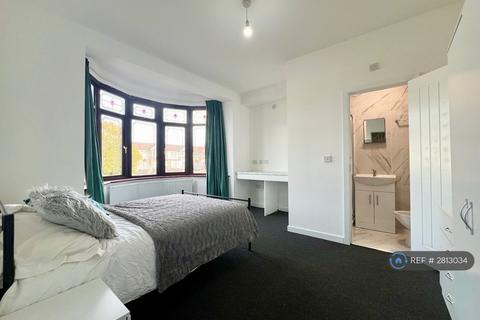1 bedroom in a house share to rent, Eastern Avenue, Ilford, IG4