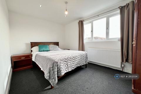 1 bedroom in a house share to rent, Eastern Avenue, Ilford, IG4