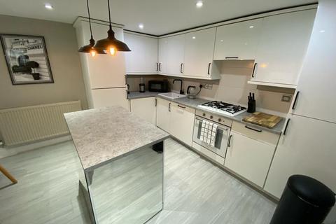 3 bedroom terraced house to rent, Roman Way SM5