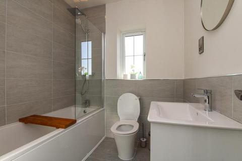 3 bedroom terraced house to rent, Roman Way SM5