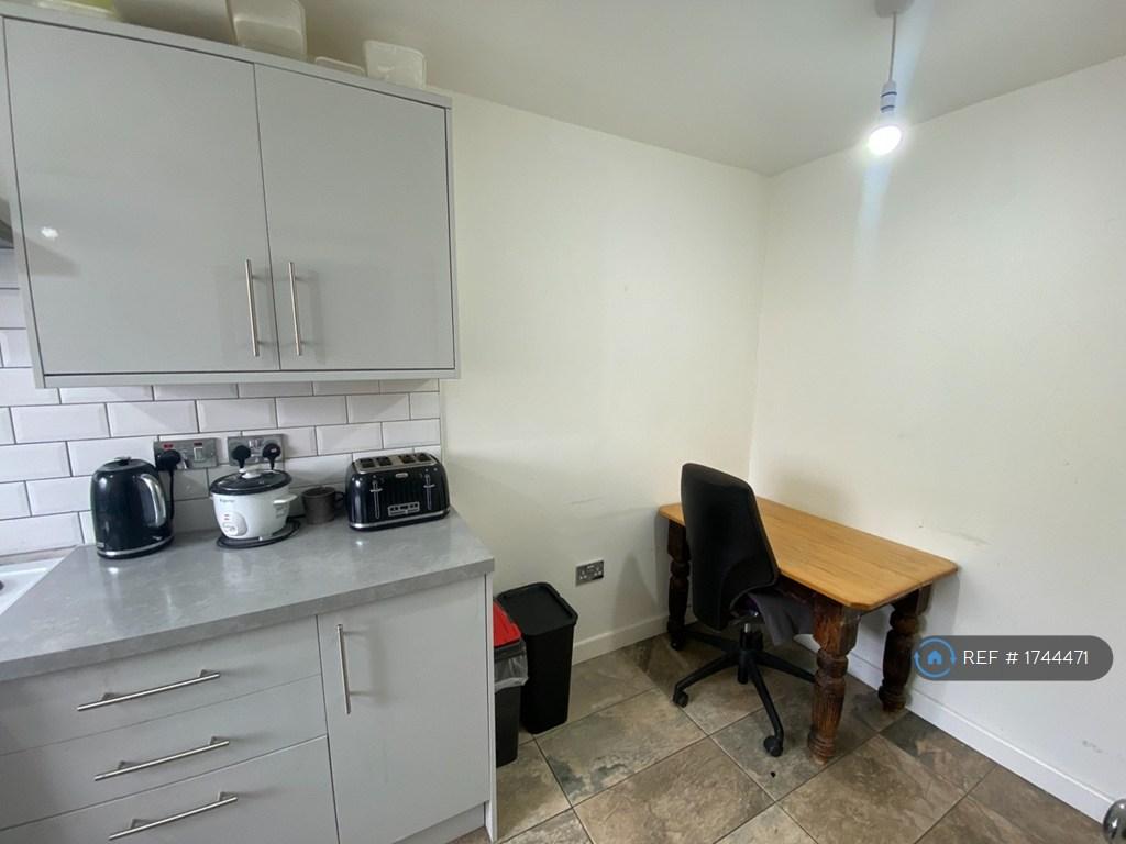 Shared Kitchen Picture 2
