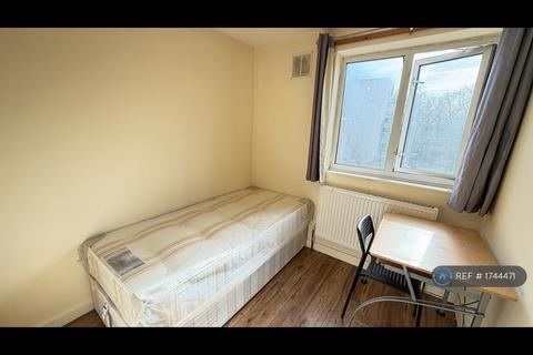 1 bedroom in a house share to rent, Portia Way, London, E3