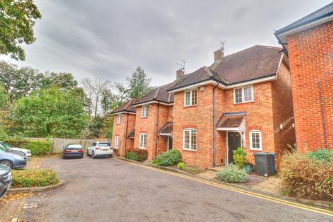 3 bedroom terraced house to rent, Copperfields, Buckinghamshire HP12