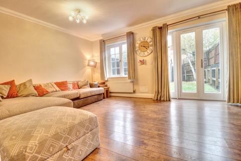 3 bedroom terraced house to rent, Copperfields, Buckinghamshire HP12
