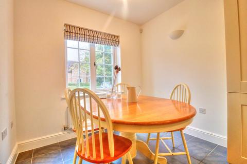 3 bedroom terraced house to rent, Copperfields, Buckinghamshire HP12