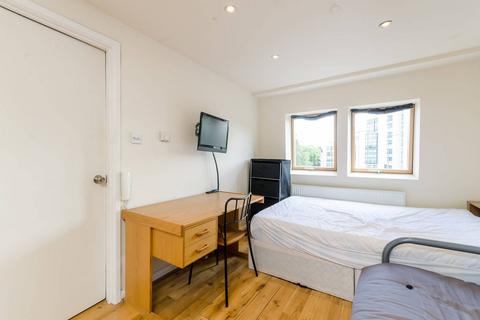 Studio to rent, Woodstock Grove, Shepherd's Bush, London, W12