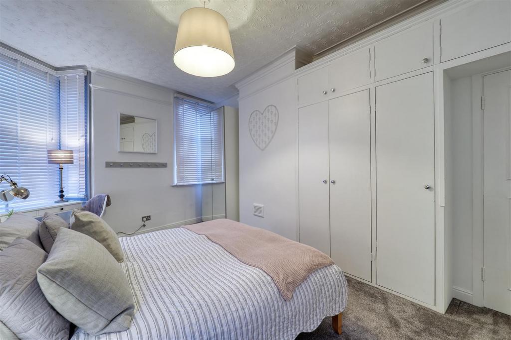 32 Lapwing Lane Bedroom d.jpg