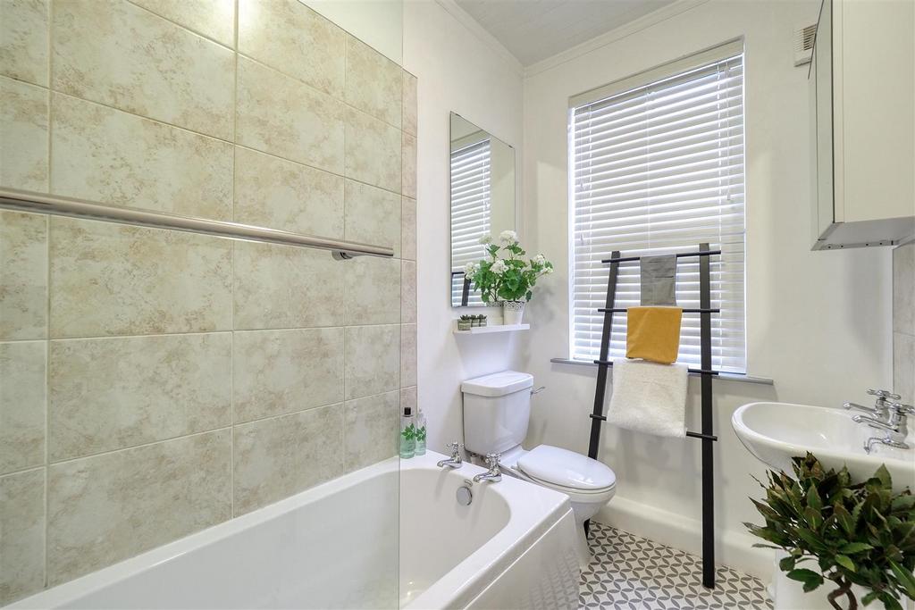 32 Lapwing Lane Bathroom a.jpg