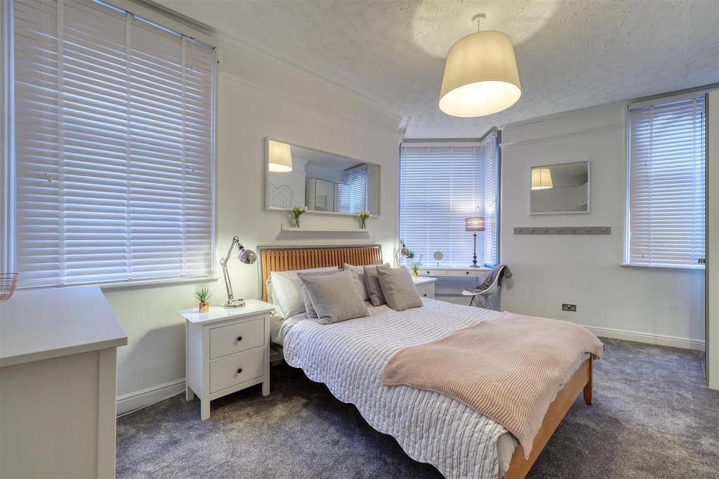32 Lapwing Lane Bedroom a.jpg