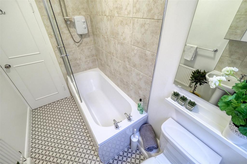 32 Lapwing Lane Bathroom d.jpg