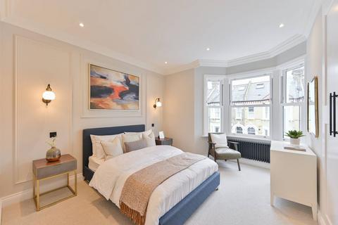 3 bedroom flat for sale, Thirsk Road, Clapham Common North Side, London, SW11