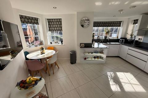 2 bedroom flat for sale, Bushey Gate, Sparrows Herne, Bushey Heath, Hertfordshire, WD23 1FN