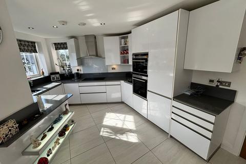 2 bedroom flat for sale, Bushey Gate, Sparrows Herne, Bushey Heath, Hertfordshire, WD23 1FN