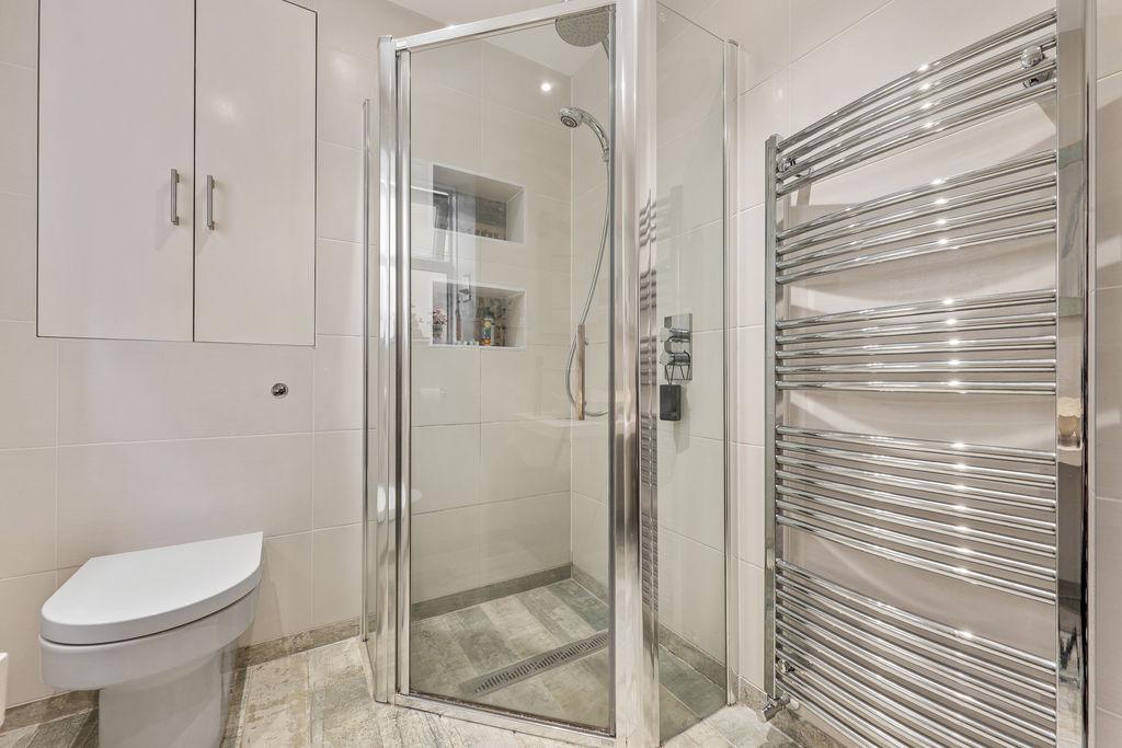 En-suite (Bed 2)