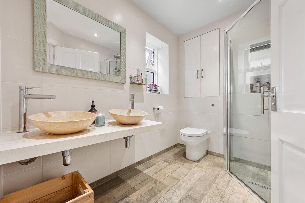 En-suite (Bed 2)