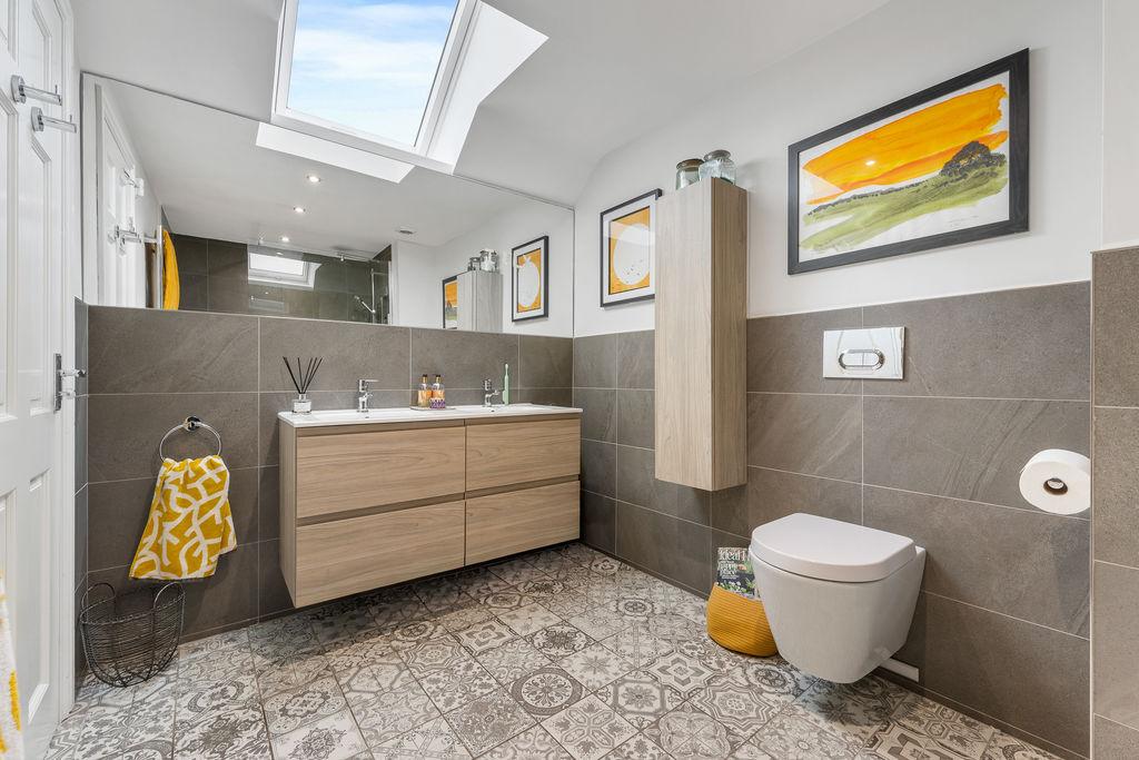 En-suite (Bed 1)