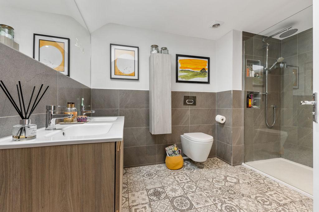 En-suite (Bed 1)