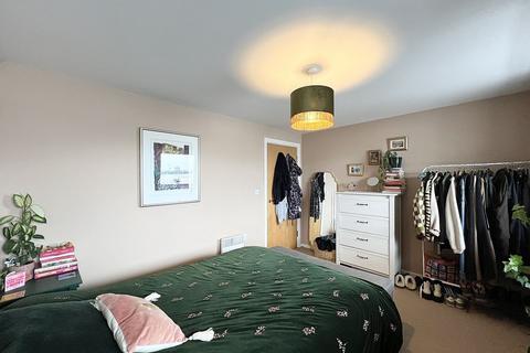 2 bedroom apartment to rent, Elmira Way, Salford