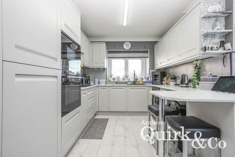 5 bedroom detached house for sale, Fairlop Avenue, Canvey Island, SS8