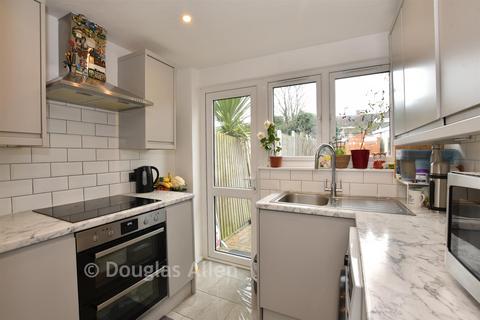 Oval Road North, Dagenham RM10