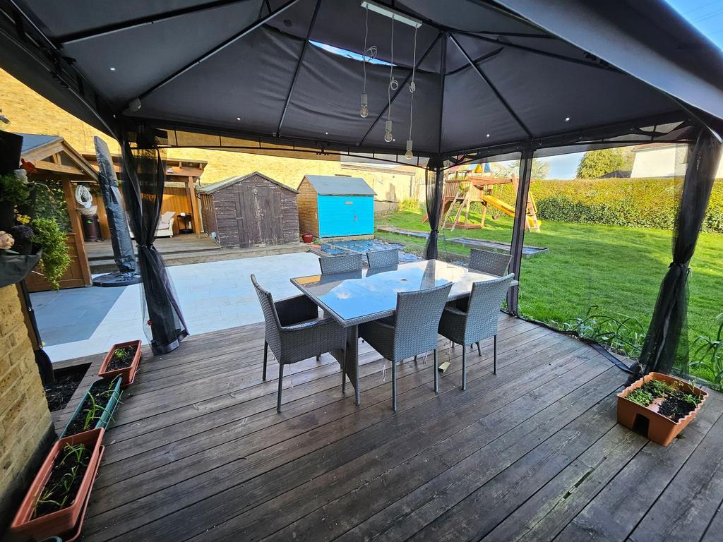 Garden dining