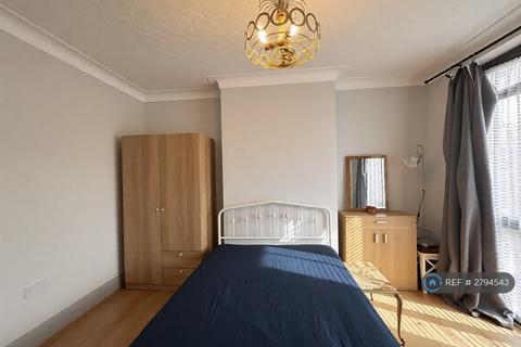 1 bedroom in a house share to rent, Dewsbury Road, London, NW10