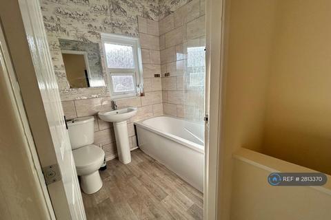2 bedroom terraced house to rent, Joan St, Manchester, M40