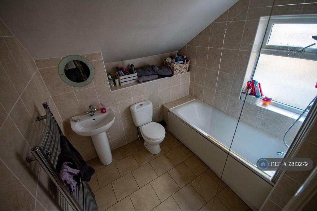 En-Suite (Bedroom 1)