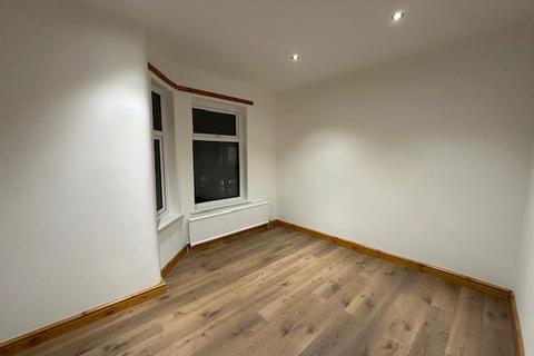 3 bedroom terraced house to rent, Ealing Avenue, Manchester M14