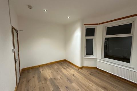 3 bedroom terraced house to rent, Ealing Avenue, Manchester M14