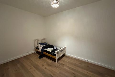 3 bedroom terraced house to rent, Ealing Avenue, Manchester M14