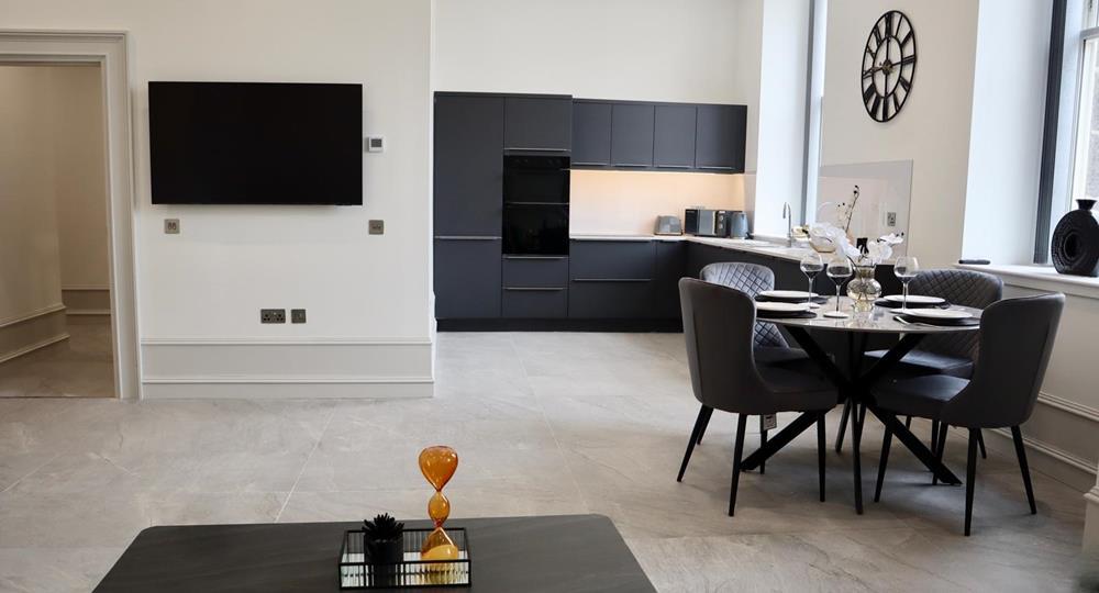 Kitchen − Lounge